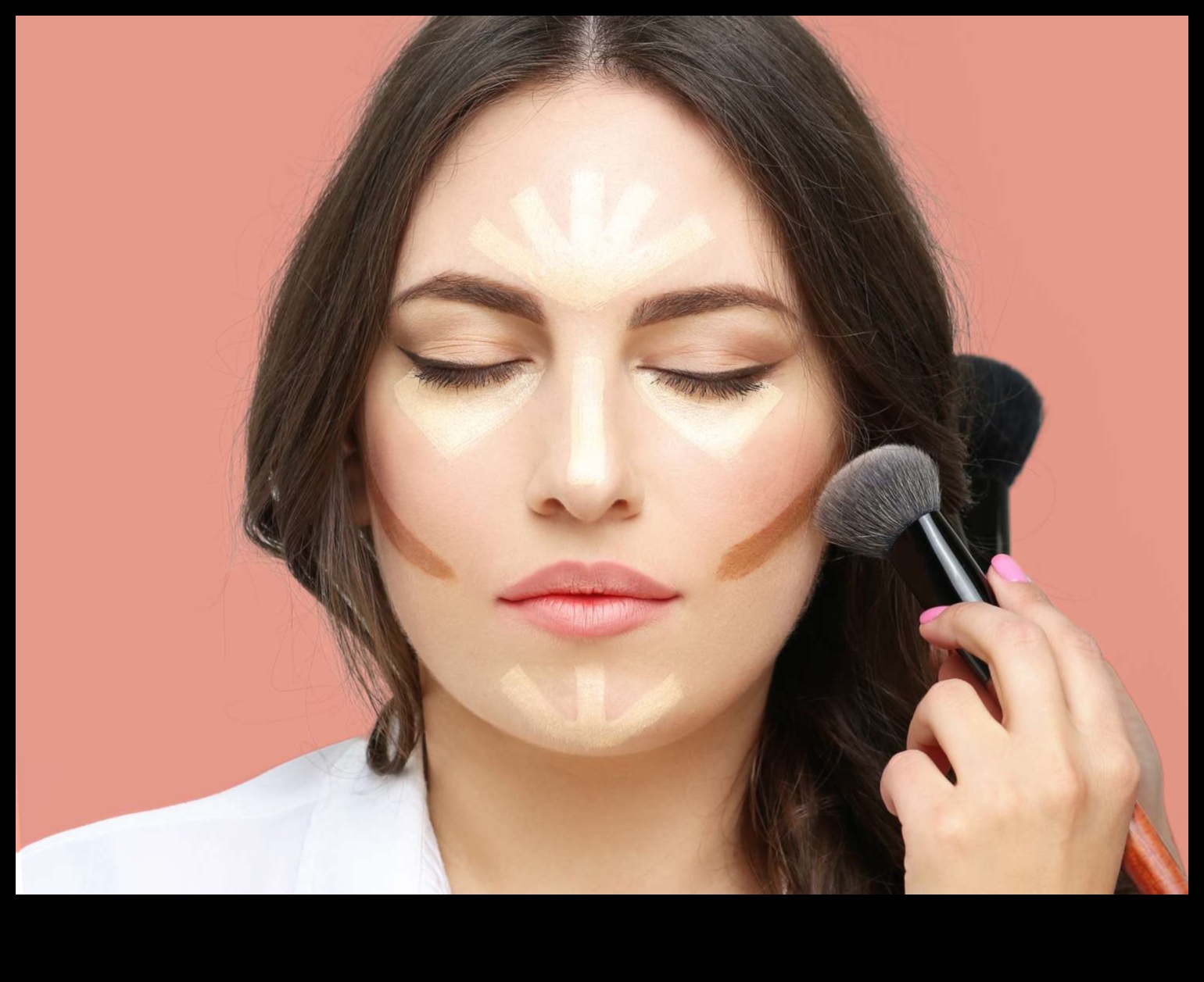 Chic Contours: Sculpting Your look με κομψή μαεστρία