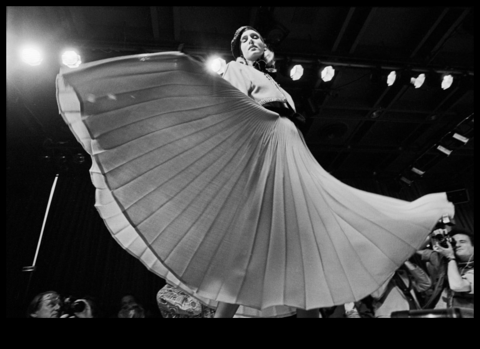 Couture Chronicles A Fashion-Forward Look στις ιστορίες πίσω από τις τάσεις 3 Couture Chronicles: Βυθιστείτε στην ιστορία της μοντέρνας μόδας