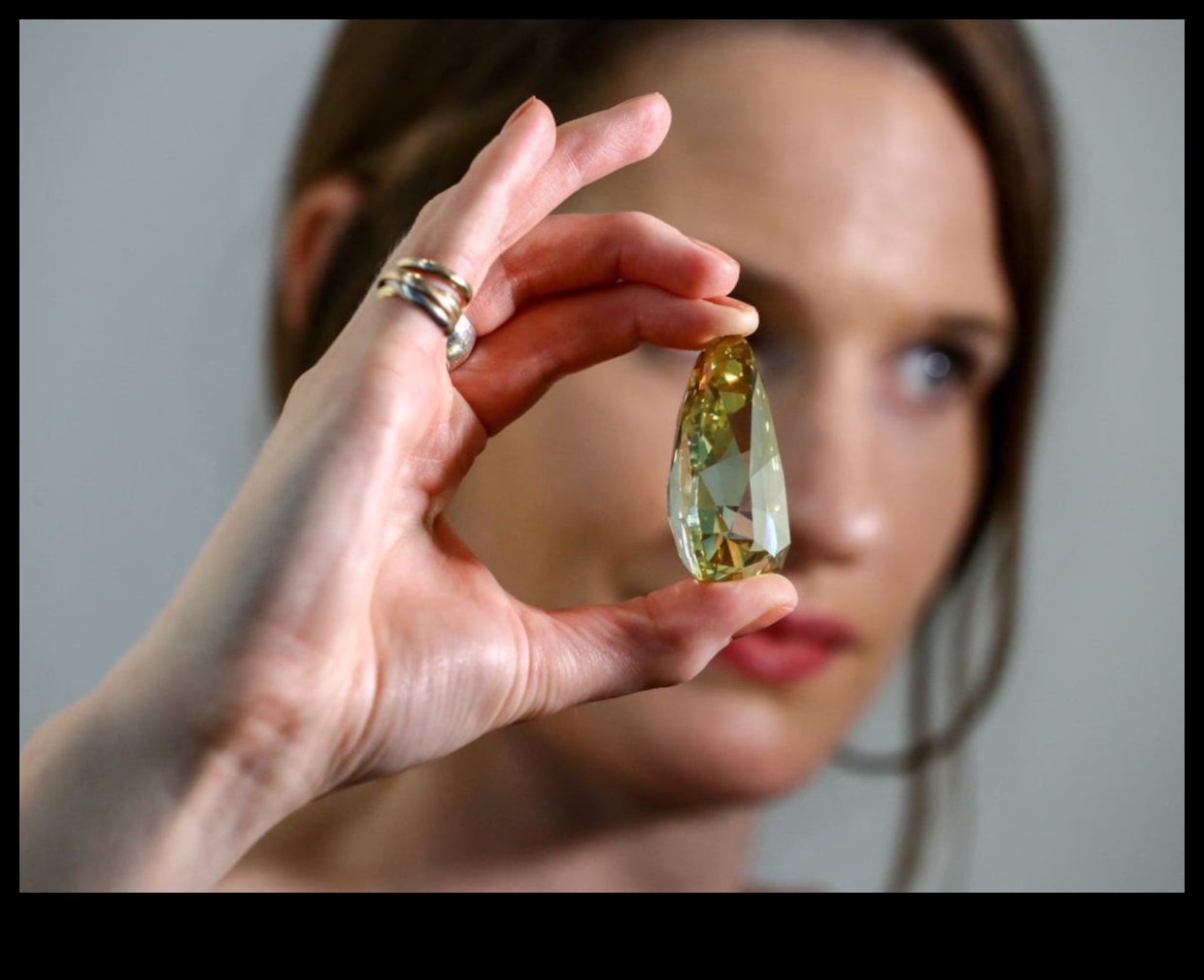 Flawless Beauty Diamonds that Define OpulenceΜια οπτική πανδαισία με τα πιο εκλεκτά διαμάντια στον κόσμο, από κλασικές πασιέντζες μέχρι statement κομμάτια. 1 Άψογη ομορφιά: Διαμάντια που ορίζουν την πολυτέλεια