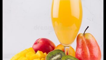 Tropical Elegance: Πίνοντας εκλεκτούς χυμούς φρέσκων φρούτων με στυλ