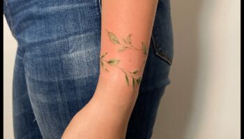 Το Simplicity Speaks: Αποκαλύπτοντας την μινιμαλιστική κομψότητα του τατουάζ