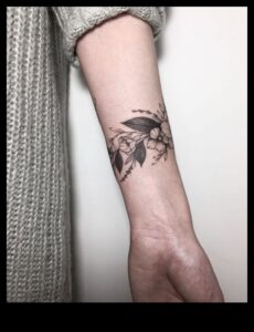 Graceful Ink: Εκλεπτυσμένη εμφάνιση με τατουάζ στον καρπό