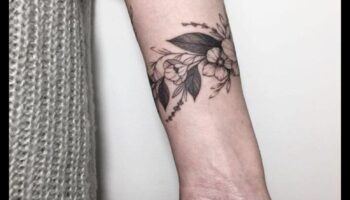 Graceful Ink: Εκλεπτυσμένη εμφάνιση με τατουάζ στον καρπό